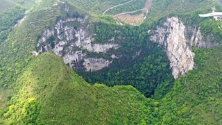 Im tiefsten Sinkloch der Erde, dem chinesischen Xiaozhai Tiankeng, hat sich im Laufe von zehntausenden von Jahren ein eigenes Ökosystem gebildet