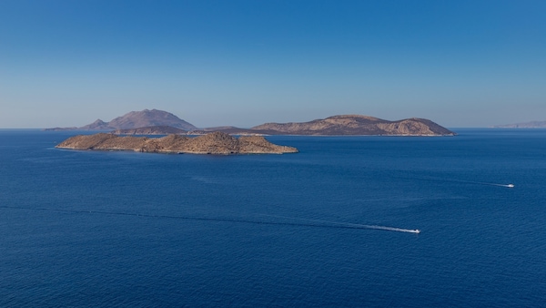 Besitzer einer verlassenen Insel sein? Das griechische Eiland Makri (hintere Insel) wird zum Schnäppchenpreis versteigert