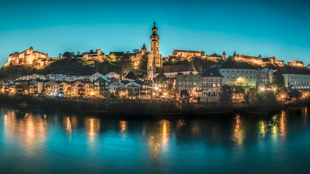 Die Burg und die Altstadt von Burghausen im Abendlicht