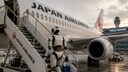 Roboter auf Flugzeugtreppe