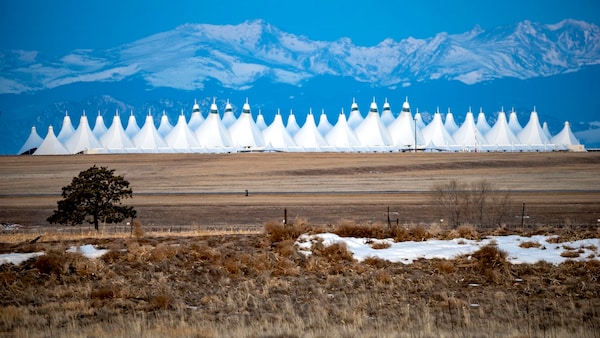 Zeltartige Gebilde zieren das Dach des Flughafens von Denver, des vielleicht seltsamsten Flughafens der Welt