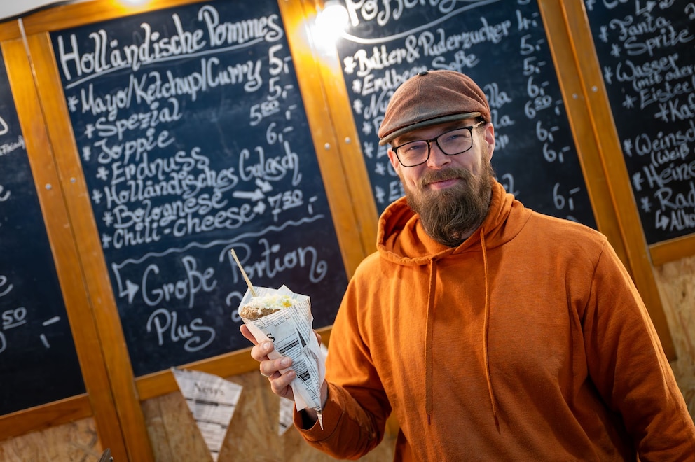 Nick Slagter h&auml;lt eine T&uuml;te Pommes in der Hand