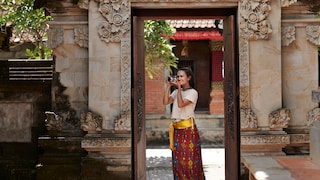 Frau auf Bali im Sarong