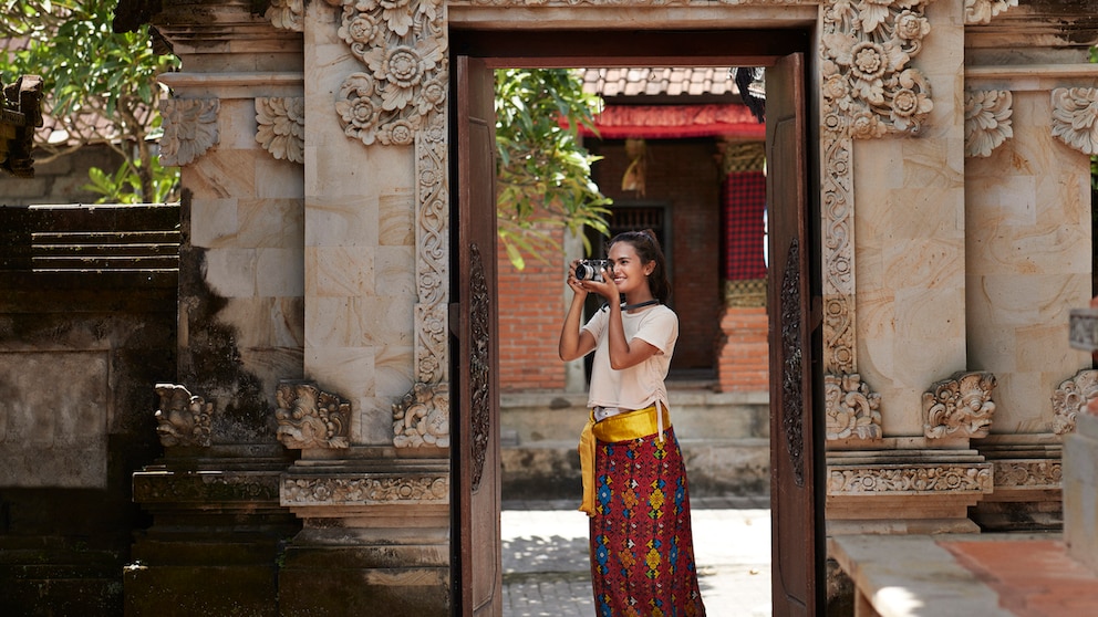 Frau auf Bali im Sarong