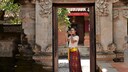 Frau auf Bali im Sarong