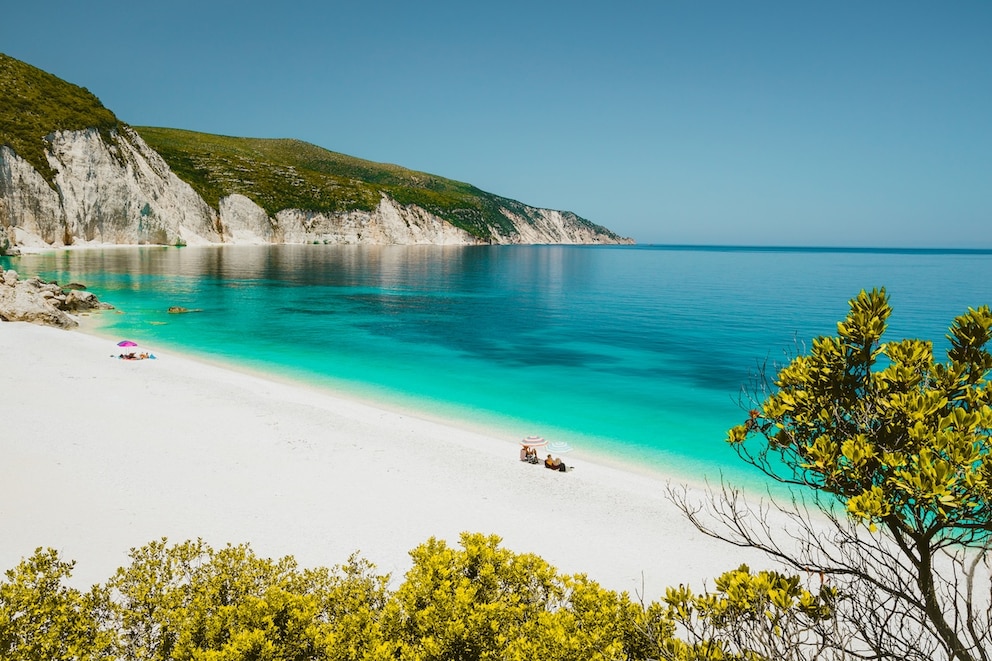 Der Fteri Beach bietet unber&uuml;hrte Natur und malerische Aussichten