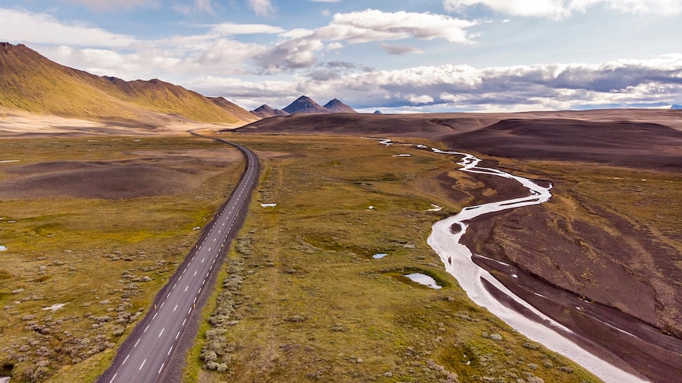 In Island durchqueren Autofahrer mit der Ring-Route spektakul&auml;re Landschaften