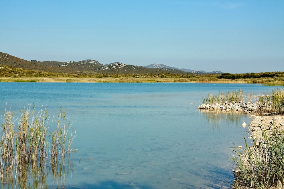 Das Wasser des Vrna-Sees ist besonders klar