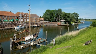 Der Alte Hafen von Hooksiel liegt am Rande des kleinen Dorfes. Von hier aus kann man stundenlange Spaziergänge unternehmen.