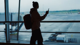 Reisende am Flughafen