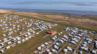 Auf dem Campingplatz von Hooksiel an der Nordseeküste gibt es aktuell noch einen eigenen Bereich für FKK-Camper – doch vermutlich nicht mehr lange