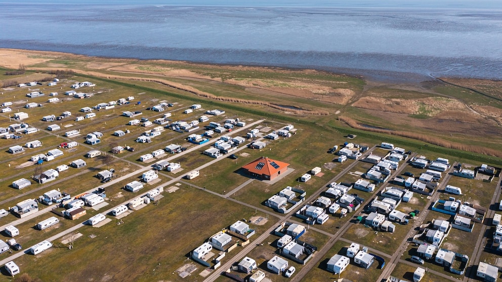 Auf dem Campingplatz von Hooksiel an der Nordseeküste gibt es aktuell noch einen eigenen Bereich für FKK-Camper – doch vermutlich nicht mehr lange