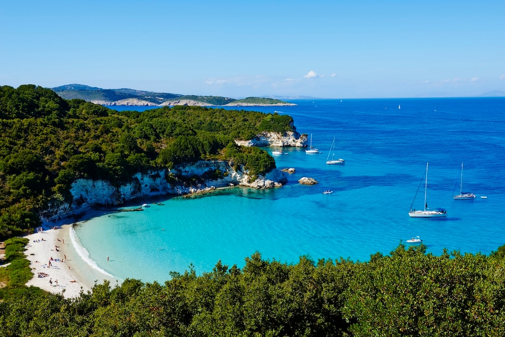 Der Voutoumi Beach &uuml;berzeugt mit t&uuml;rkisfarbenem Wasser und wei&szlig;em Sandstrand