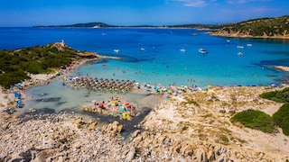 An einem Strand in Sardinien herrscht für bestimmte Personengruppen Sonnenschirmverbot