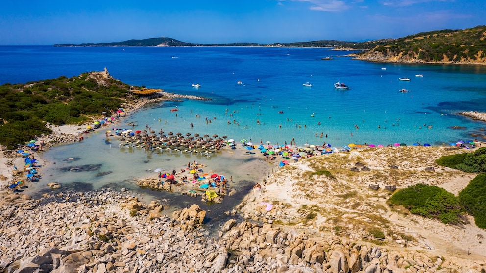 An einem Strand in Sardinien herrscht für bestimmte Personengruppen Sonnenschirmverbot
