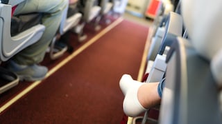 Schuhe ausziehen im Flugzeug – ist das okay?