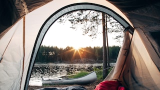 Zelten an einem See in Schweden