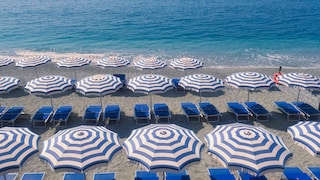 Sonnenschirme und Liegen in Monterosso al Mare, Italien