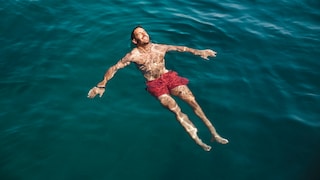 Ins Meer pinkeln schadet dem Wasser nicht – es ist höchstens peinlich. Idealerweise schwimmt man dafür raus und von anderen Personen weit weg, damit es keiner mitbekommt.
