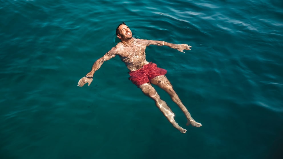 Ins Meer pinkeln schadet dem Wasser nicht – es ist höchstens peinlich. Idealerweise schwimmt man dafür raus und von anderen Personen weit weg, damit es keiner mitbekommt.