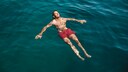 Ins Meer pinkeln schadet dem Wasser nicht &ndash; es ist h&ouml;chstens peinlich. Idealerweise schwimmt man daf&uuml;r raus und von anderen Personen weit weg, damit es keiner mitbekommt.