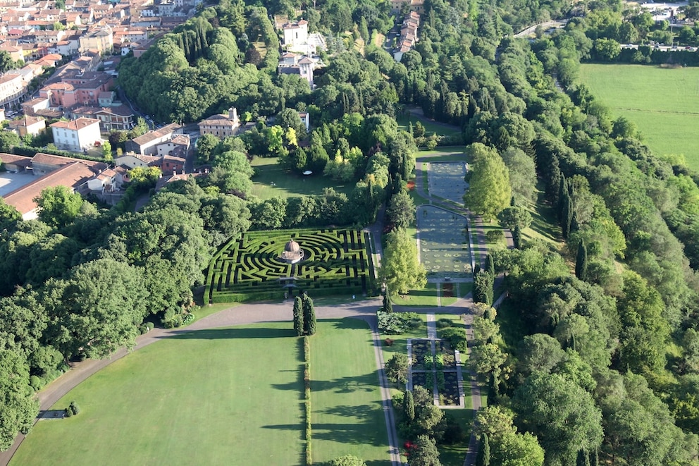 Auch ein Labyrinth gibt es in der Parkanlage des Parco Giardino Sigurt&agrave; in Valeggio sul Mincio