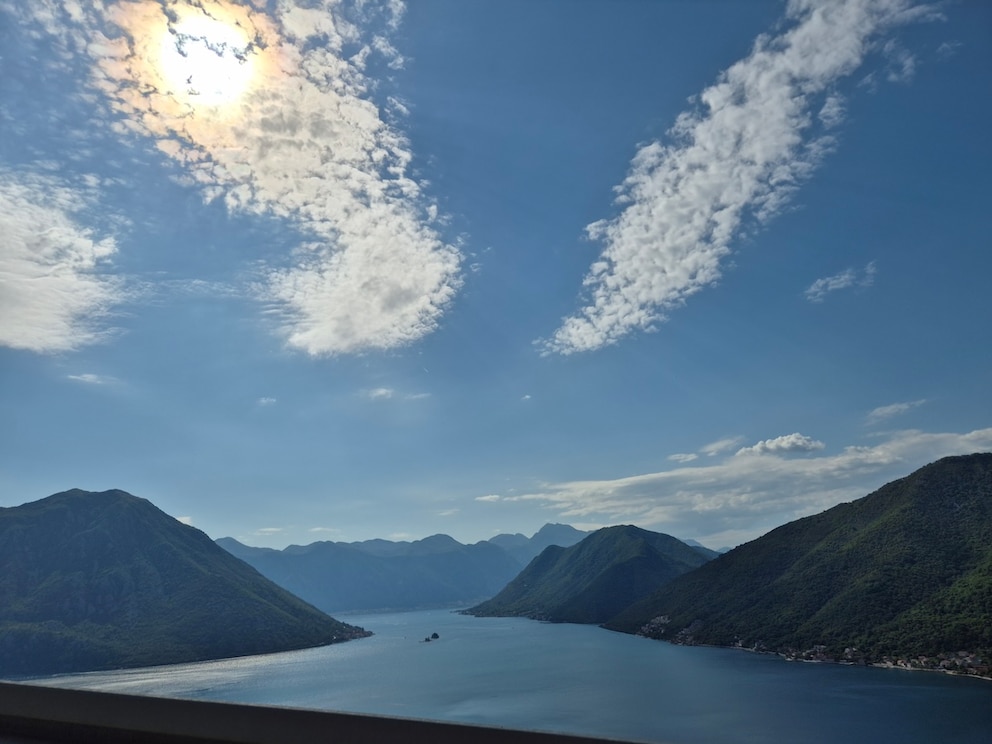 Diesen Ausblick kann w&auml;hrend eines Roadtrips durch Montenegro immer wieder genie&szlig;en
