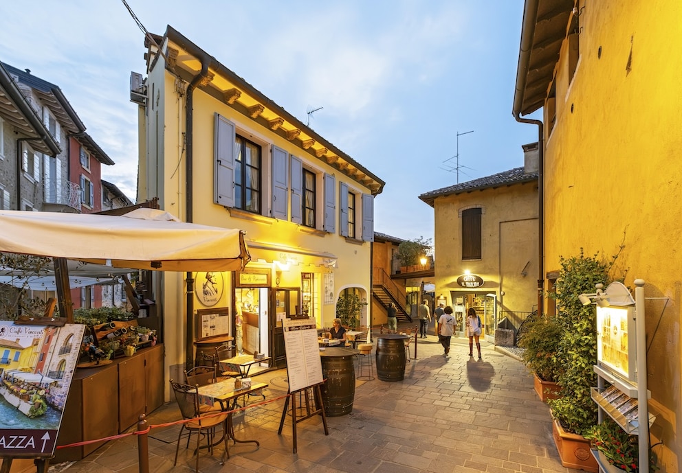 Abendliche Stra&szlig;enszene in Borghetto sul Mincio