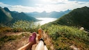 Aktivurlauber in Norwegen mit Blick auf Fjord