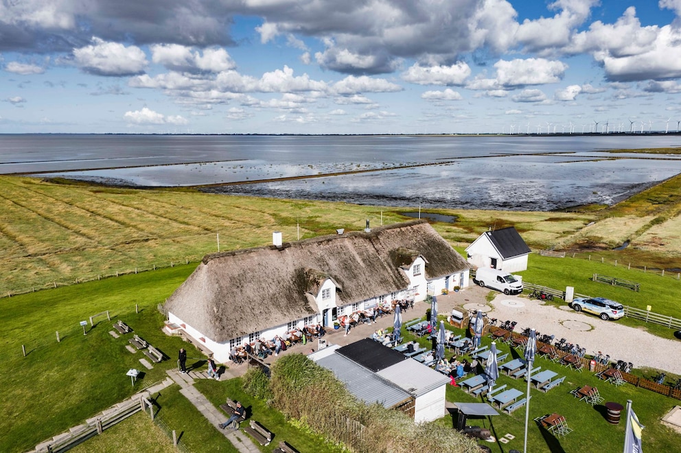 Die Sonne scheint auf die Warft auf der Hamburger Hallig