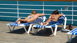 Darf man sich auf einer Kreuzfahrt „oben ohne“ sonnen? Dieser Frage ist TRAVELBOOK nachgegangen und hat mit verschiedenen Reedereien gesprochen.
