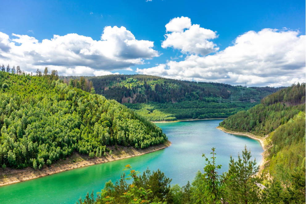 Der Thüringer Wald zieht jedes Jahr viele Touristen an. Auch solche, die in Deutschland leben und diese Region noch ein wenig besser kennenlernen möchten.Foto: urlaubspiraten.de