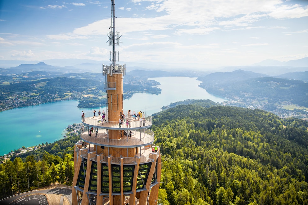 Der Pyramidenkogel bietet einen spektakulären Blick über die Kärntner Seenlandschaft