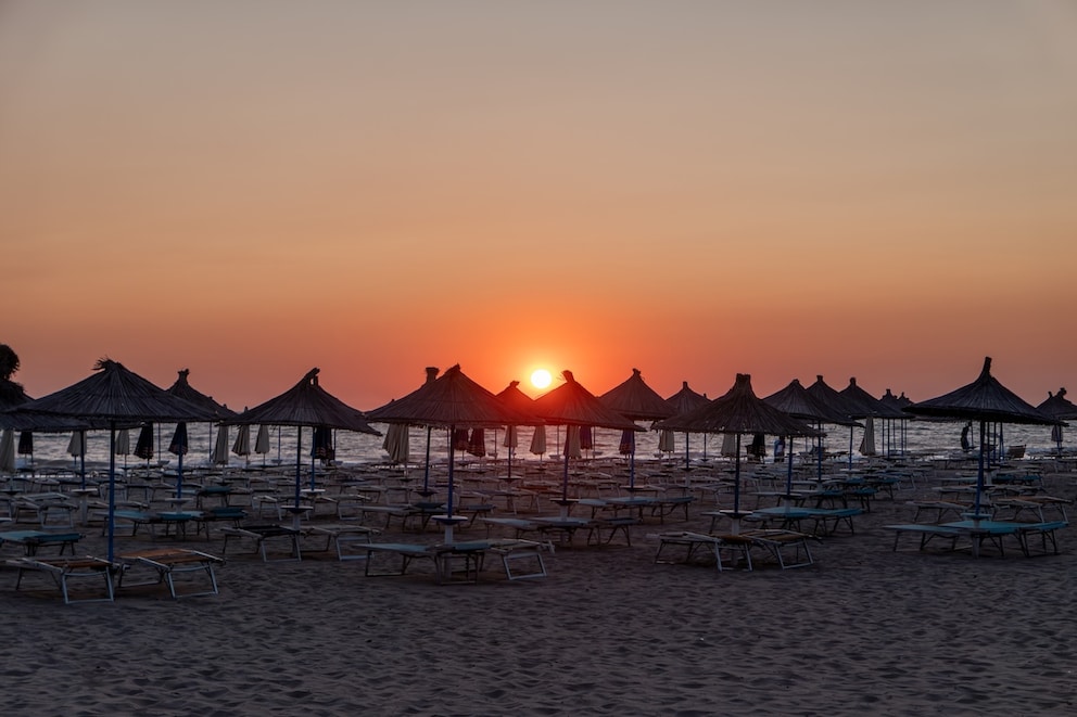 Gestohlene Sonnenliegen aus Italien in Albanien entdeckt