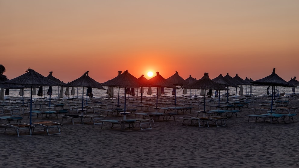 Der Strand von Durrës in Albanien. Hier in der Nähe wurden die gestohlenen Sonnenliegen entdeckt.