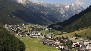 St. Anton am Arlberg ist auch im Sommer einen Besuch wert