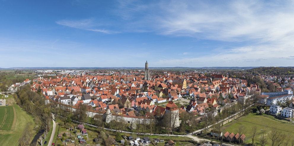 Hier kann man gut die runde Form sowie die Stadtmauer von N&ouml;rdlingen erkennen