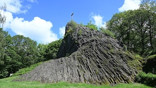 Der Druidensteig ist der beste mehrtägige Wanderweg Deutschlands 2026. Im Foto: der 20 Meter hohe Druidenstein.