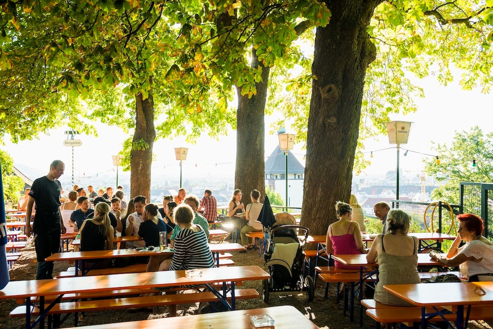 Vom Kastaniengarten aus blickt man &uuml;ber Freiburg