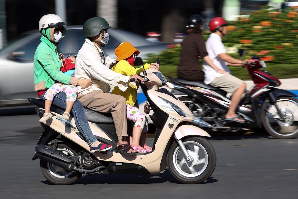 Eine ganze Familie auf einem Moped &ndash; da mag man kaum hinschauen