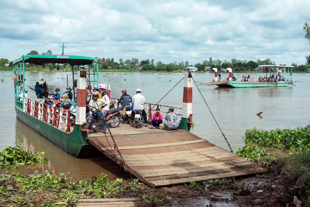 With such ferries, you cross the arms of the Mekong