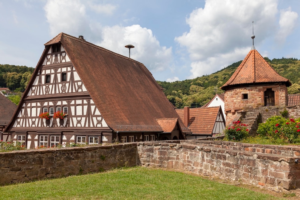 Wehrturm und Rathaus in D&ouml;rrenbach