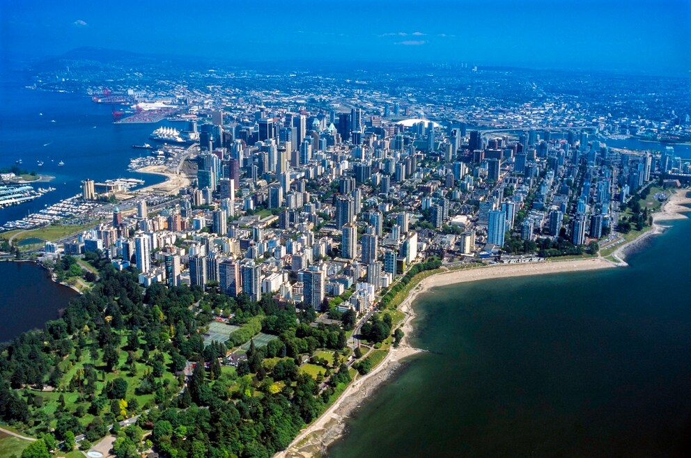 English Bay Beach in Canada's coastal metropolis Vancouver