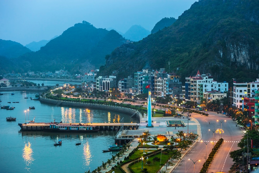 Die Insel C&aacute;t B&agrave; in der ber&uuml;hmten Halong-Bucht