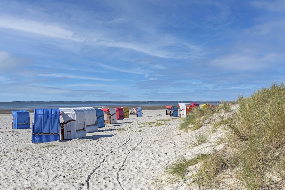 Blaue, wei&szlig;e und rote Strandk&ouml;rbe auf dem Strand von Nieblum