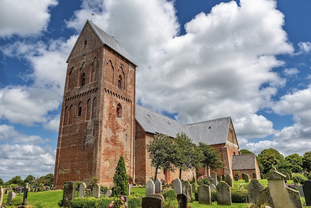 Die St.-Johannis-Kirche in Nieblum mit ihrem Friedhof der sprechenden Grabsteine