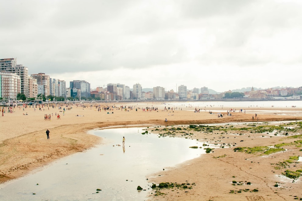 The one-and-a-half-kilometer-long Playa de San Lorenzo in Gijón