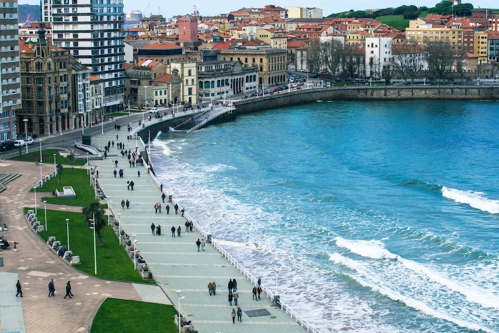 The beach promenade at Playa de San Lorenzo