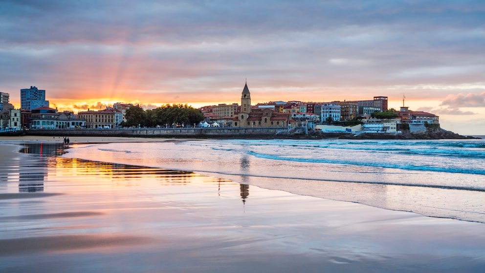Der Playa de San Lorenzo in Spanien
