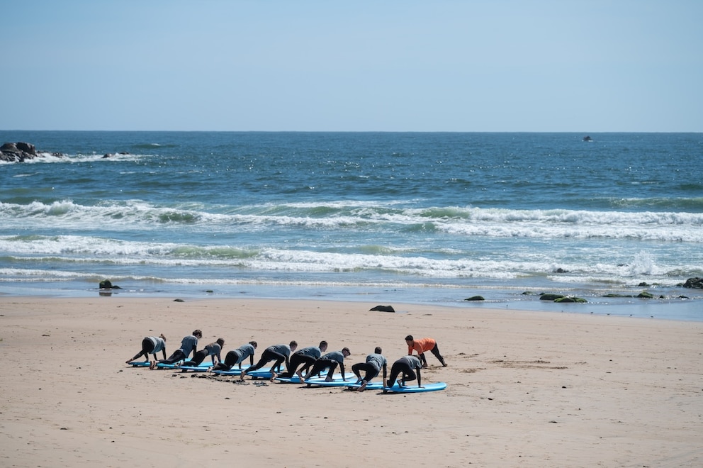 Surfanf&auml;nger am Praia de Matosinhos in Portugal